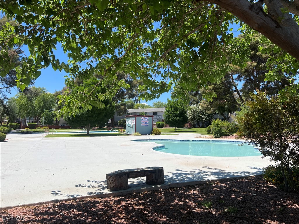 225 Greenbriar Townhouse Way, Las Vegas, Nevada image 13