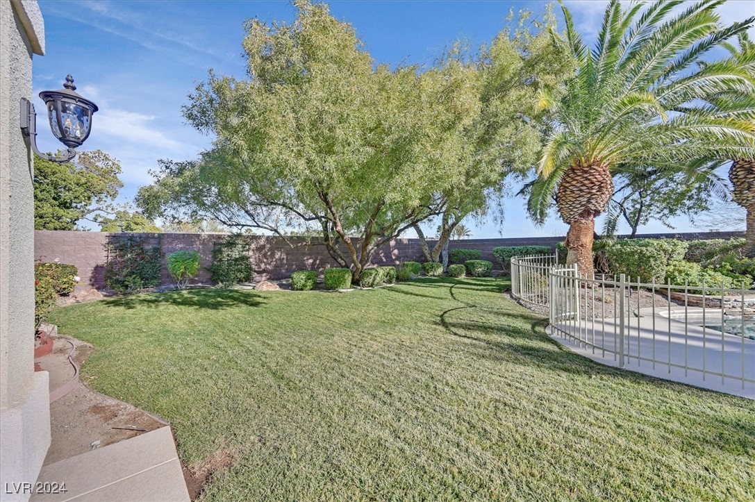 Las Vegas, Nevada 89135, United States, 4 Bedrooms Bedrooms, ,5 BathroomsBathrooms,Residential,Pending,23683