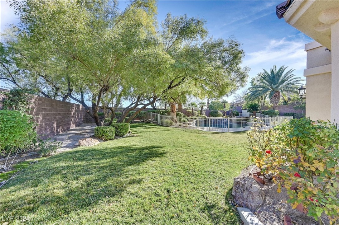 Las Vegas, Nevada 89135, United States, 4 Bedrooms Bedrooms, ,5 BathroomsBathrooms,Residential,Pending,23683