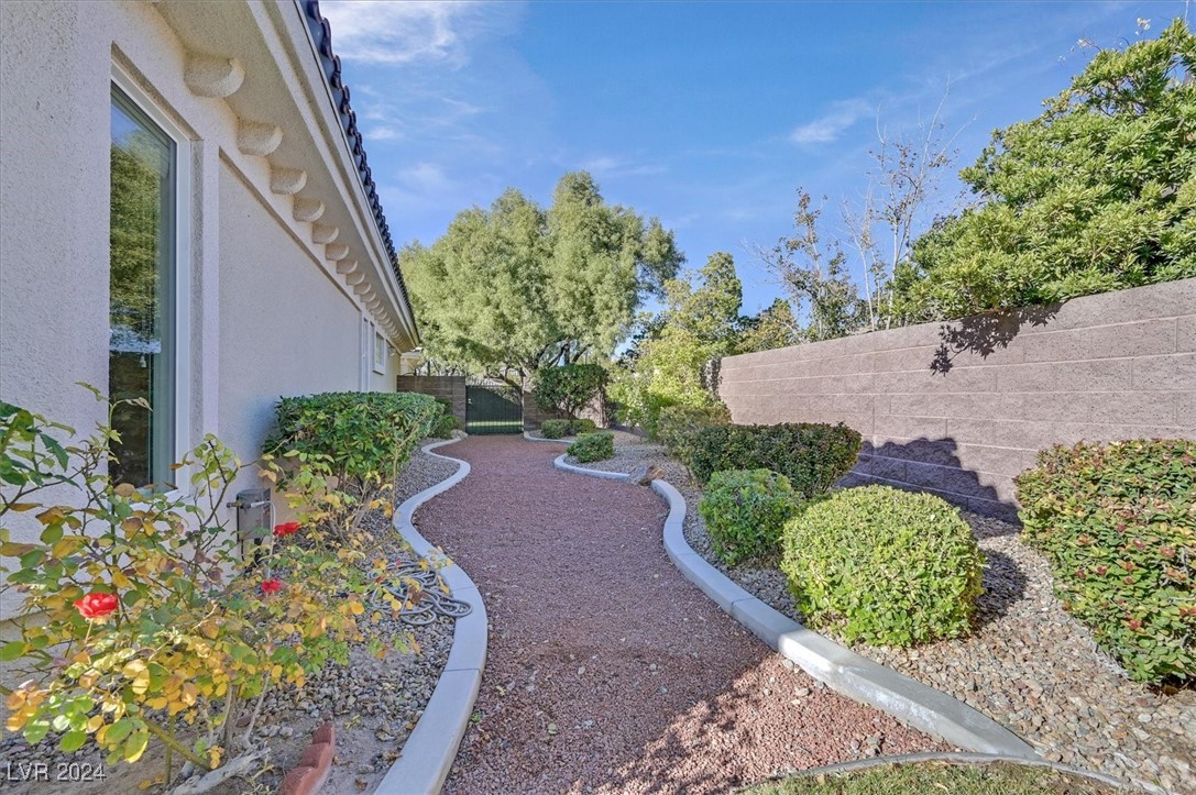 Las Vegas, Nevada 89135, United States, 4 Bedrooms Bedrooms, ,5 BathroomsBathrooms,Residential,Pending,23683