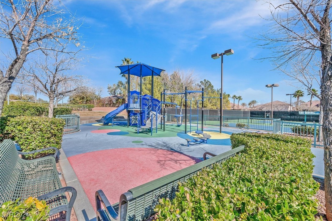 Las Vegas, Nevada 89135, United States, 4 Bedrooms Bedrooms, ,5 BathroomsBathrooms,Residential,Pending,23683