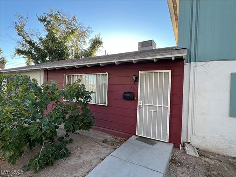 Property photo of 231 Greenbriar Townhouse Way, Las Vegas, NV 89121