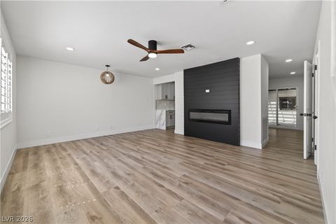 Property photo of 335 Greenbriar Townhouse Way, Las Vegas, NV 89121