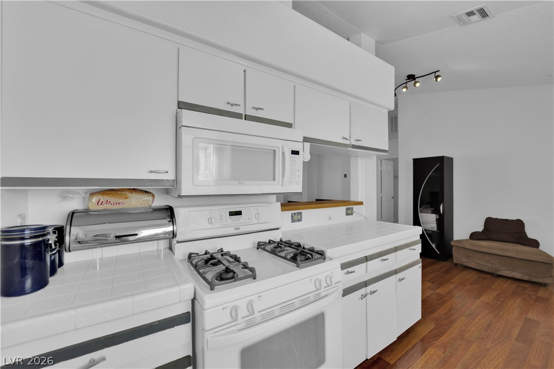 1600 N Torrey Pines Drive 202