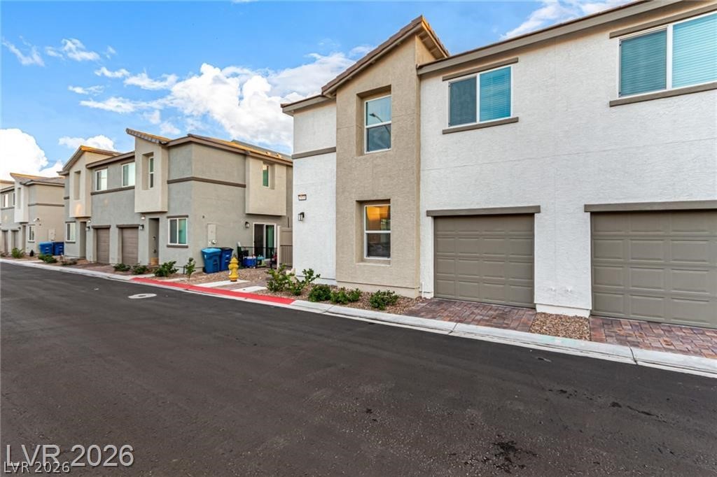 2833 Champagne Gold Avenue