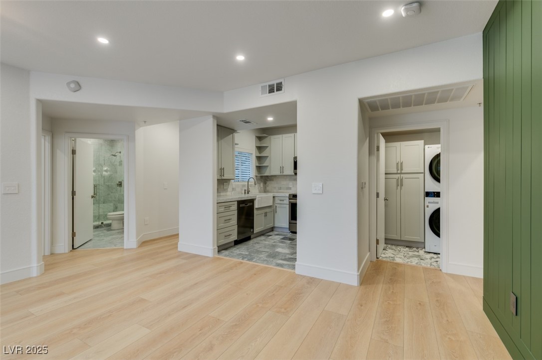 Las Vegas, Nevada 89103, United States, 2 Bedrooms Bedrooms, ,2 BathroomsBathrooms,Residential,Active,189122