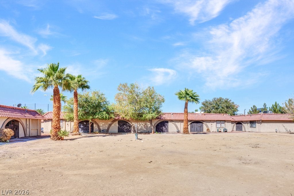 833 Hedge Way 6