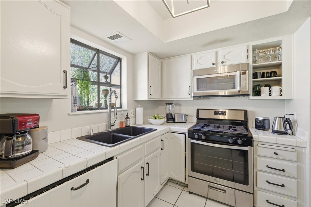 Las Vegas, Nevada 89103, United States, 3 Bedrooms Bedrooms, ,4 BathroomsBathrooms,Residential,Active,253244