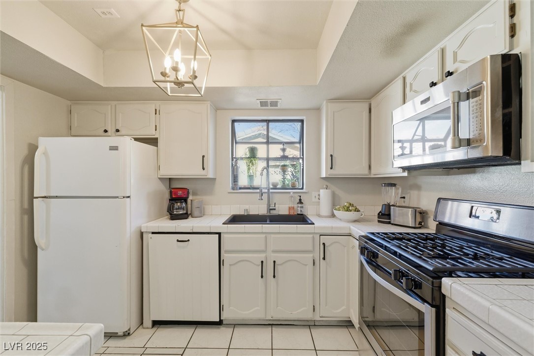 Las Vegas, Nevada 89103, United States, 3 Bedrooms Bedrooms, ,4 BathroomsBathrooms,Residential,Active,253244