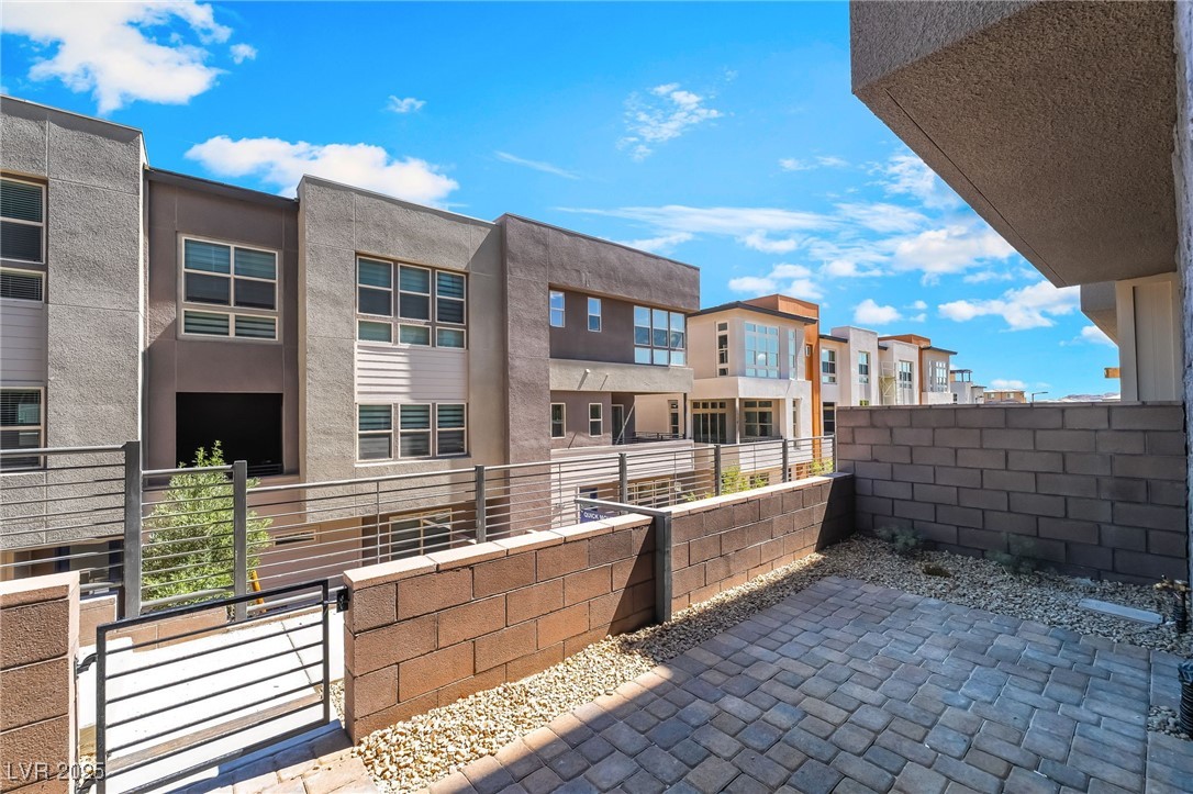 Properties 1 664 Fortis Creek Street