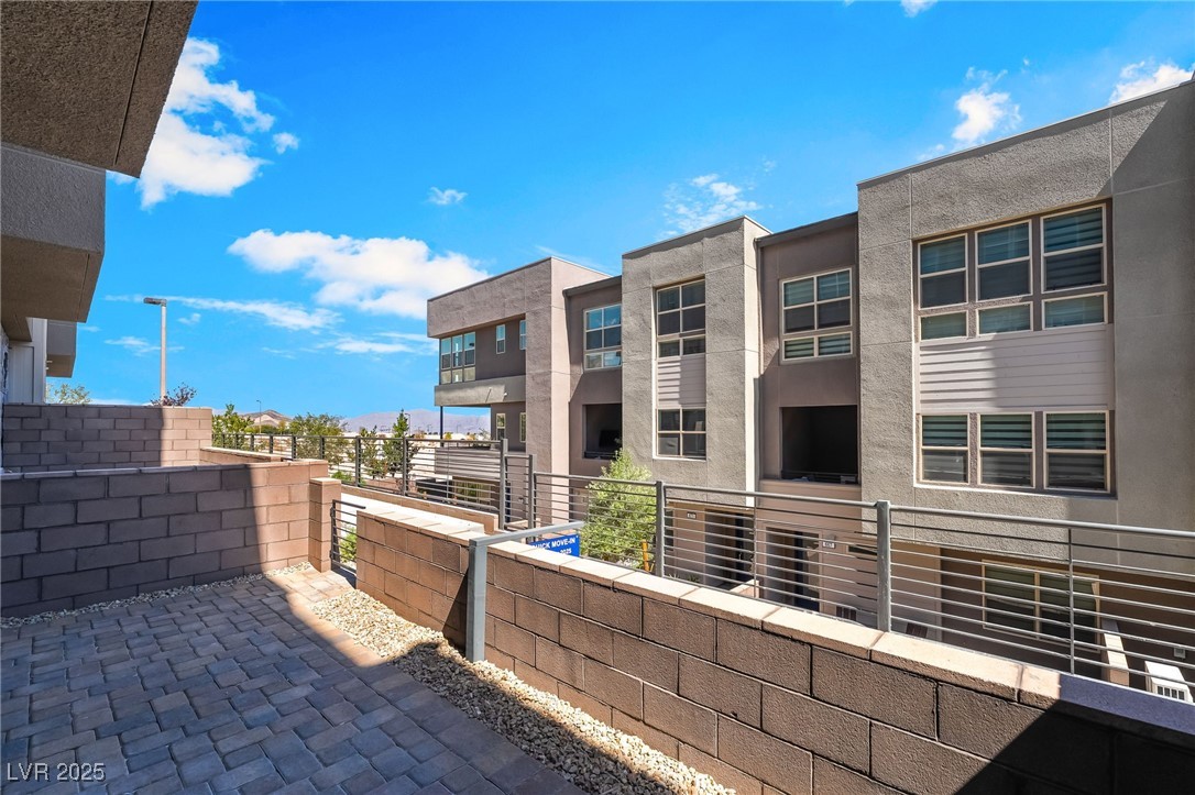 Properties 2 664 Fortis Creek Street