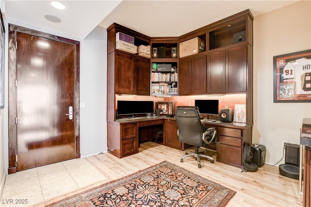 4525 Dean Martin Drive 905