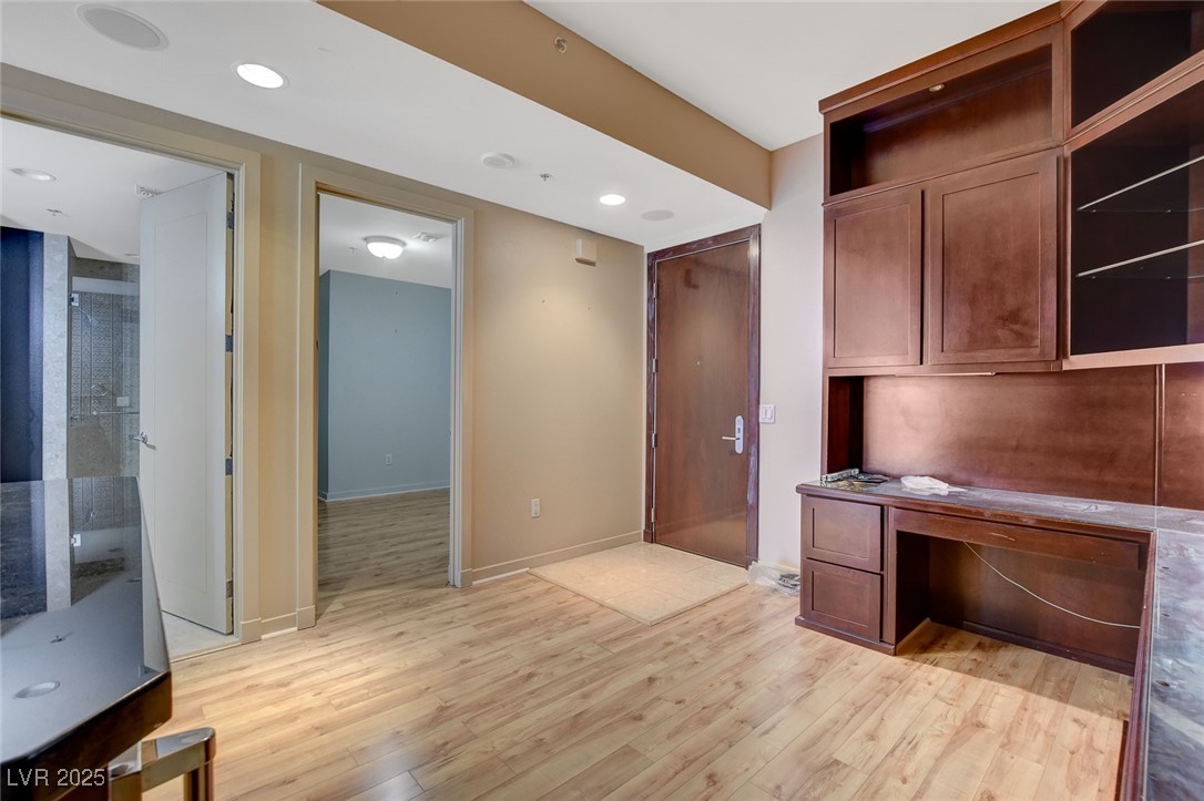 4525 Dean Martin Drive 905