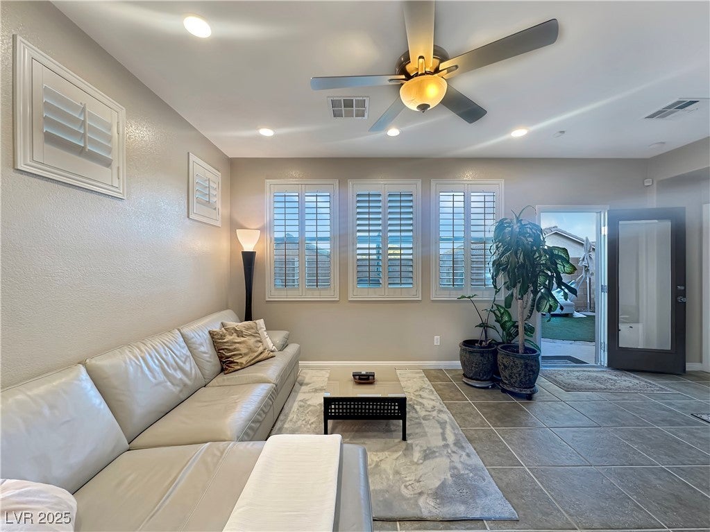 1004 Crescent Falls Street