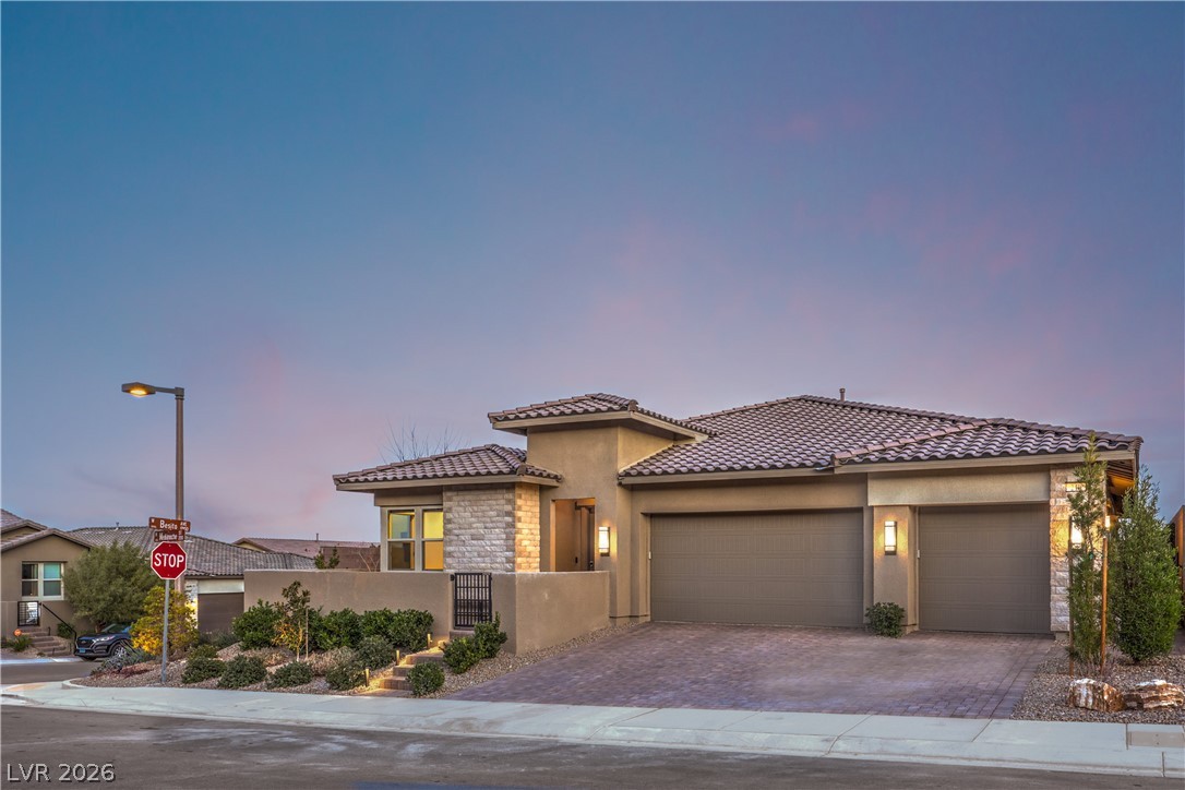 Properties 2 210 Medianoche Street