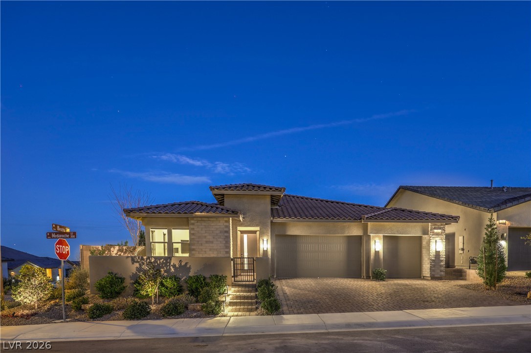 Properties 1 210 Medianoche Street