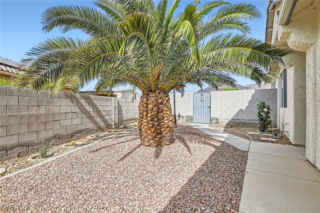 1252 N Sloan Lane