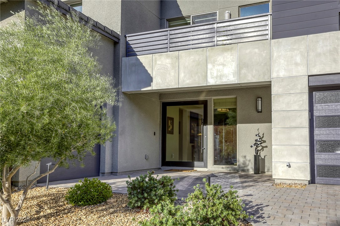6570 Aurora View Street