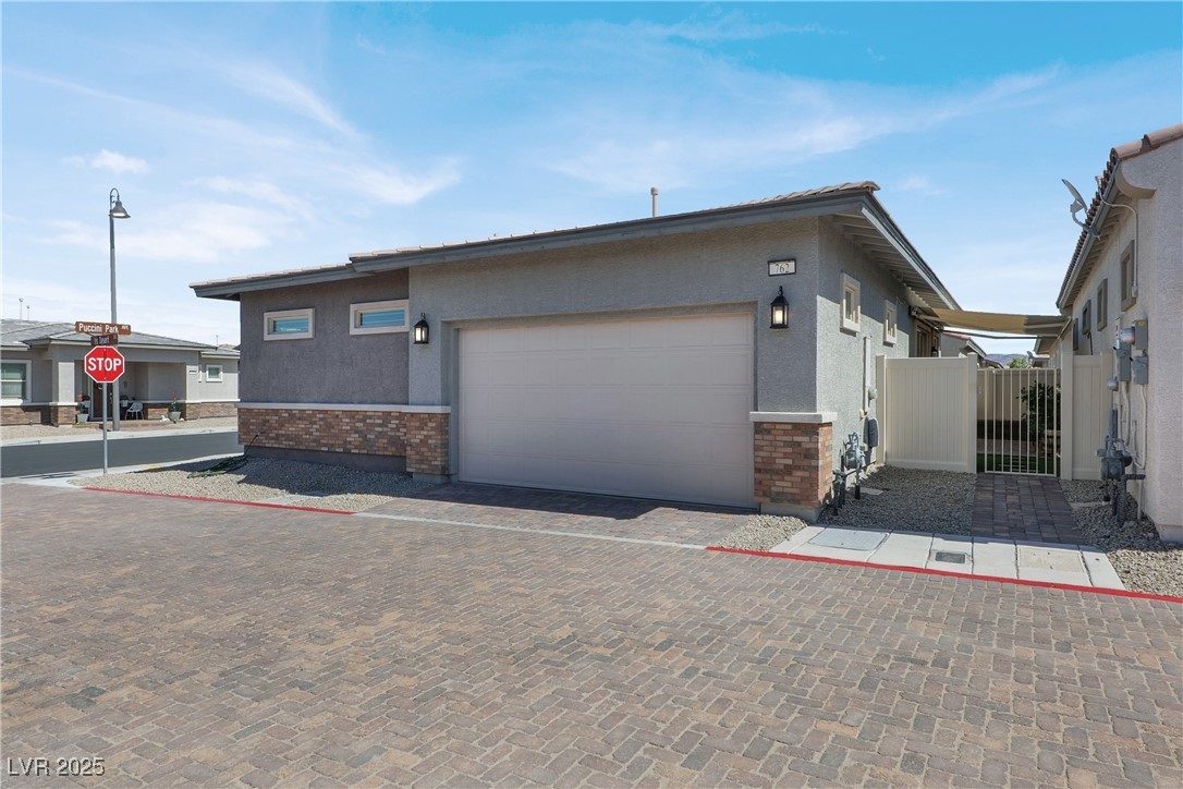 762 Iris Desert Street