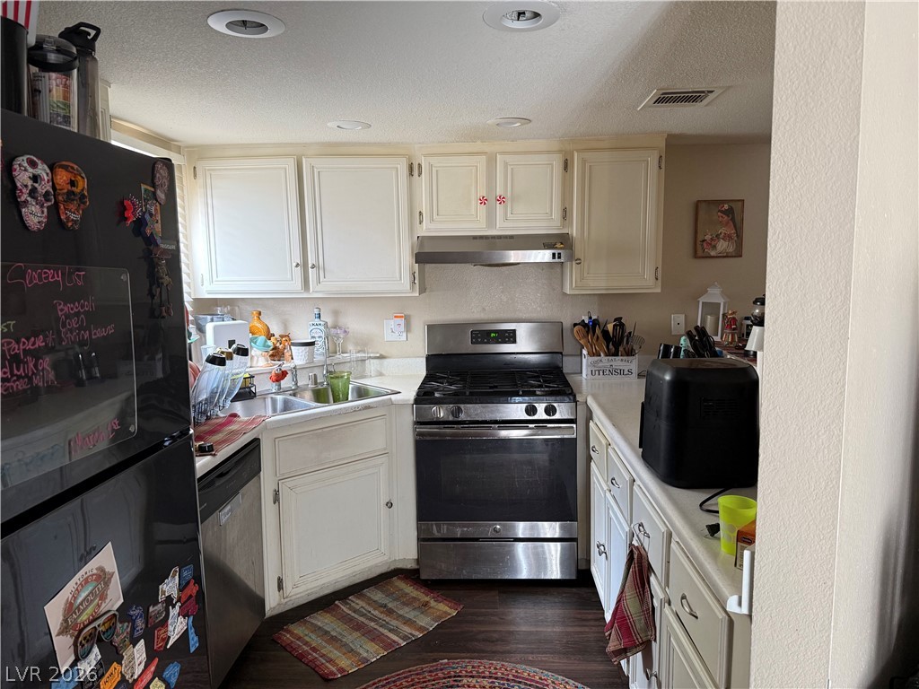 Properties 3 850 N Sloan Lane 104