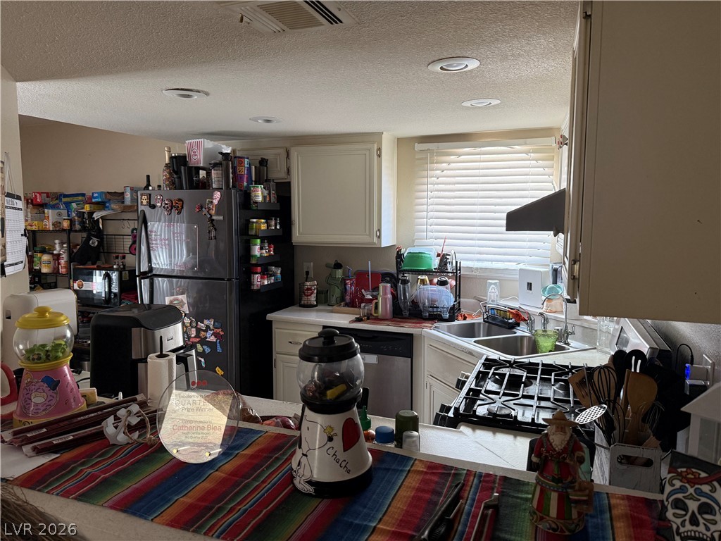 Properties 4 850 N Sloan Lane 104