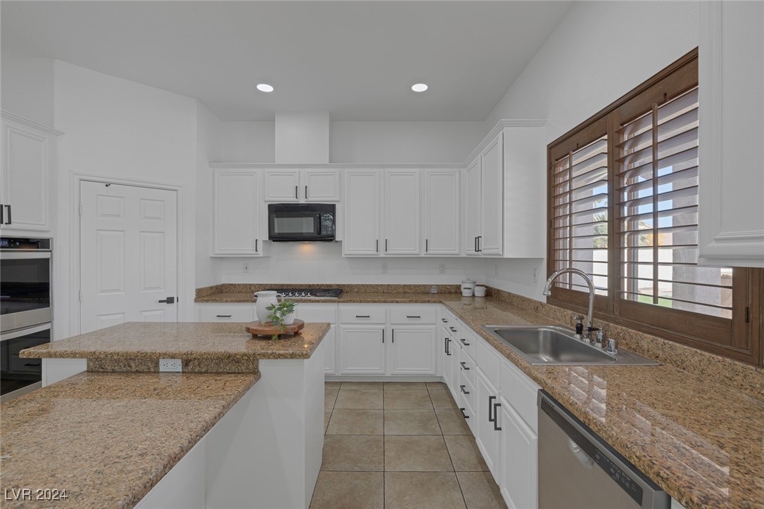 Las Vegas, Nevada 89147, United States, 5 Bedrooms Bedrooms, ,5 BathroomsBathrooms,Residential,Pending,28335