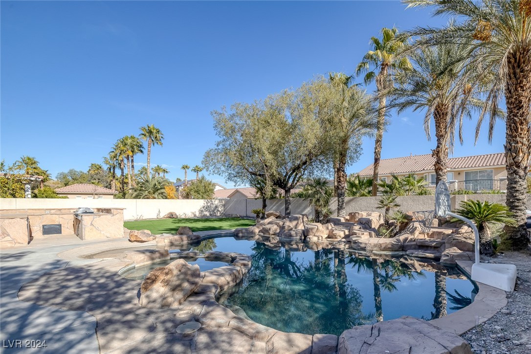 Las Vegas, Nevada 89147, United States, 5 Bedrooms Bedrooms, ,5 BathroomsBathrooms,Residential,Pending,28335