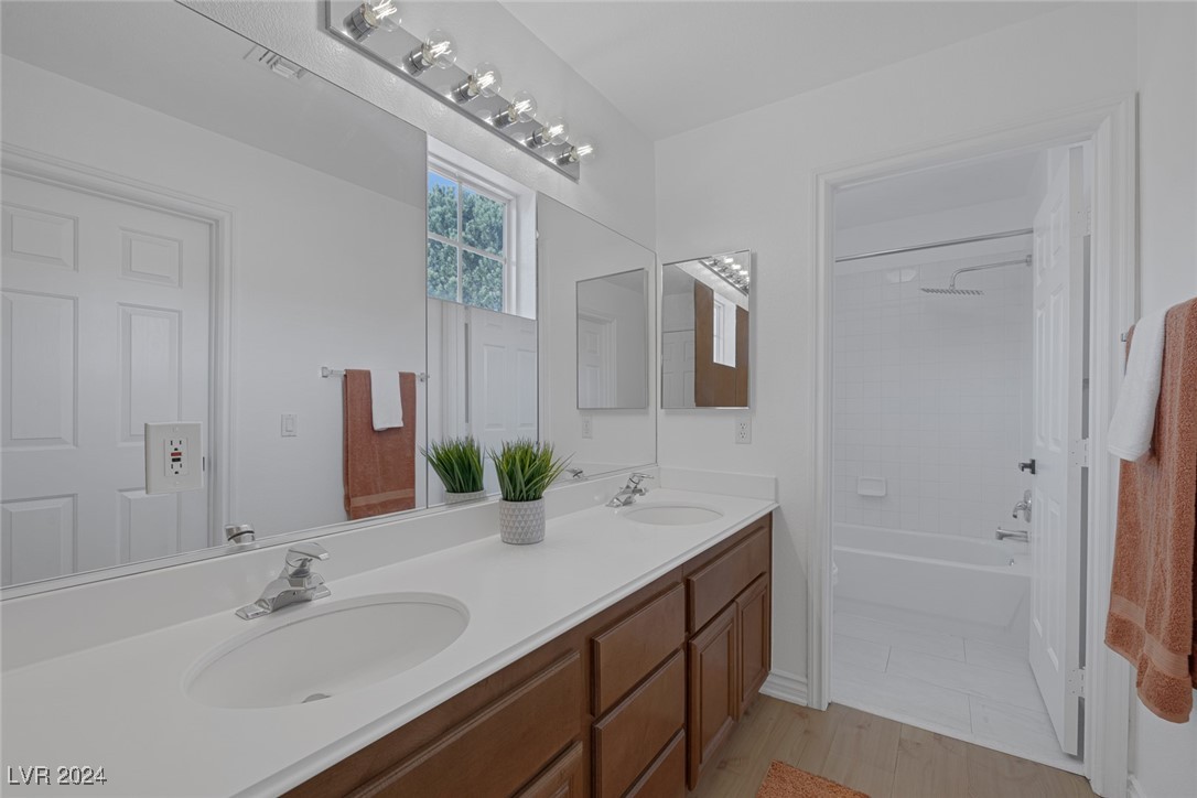 Las Vegas, Nevada 89147, United States, 5 Bedrooms Bedrooms, ,5 BathroomsBathrooms,Residential,Pending,28335