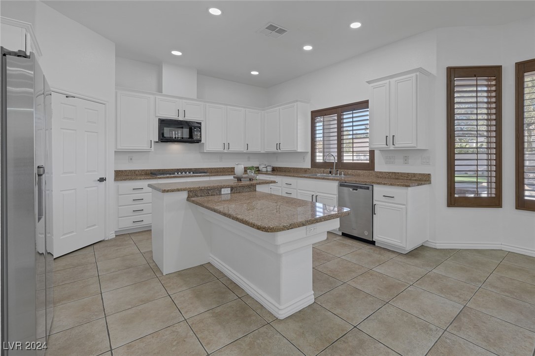 Las Vegas, Nevada 89147, United States, 5 Bedrooms Bedrooms, ,5 BathroomsBathrooms,Residential,Pending,28335