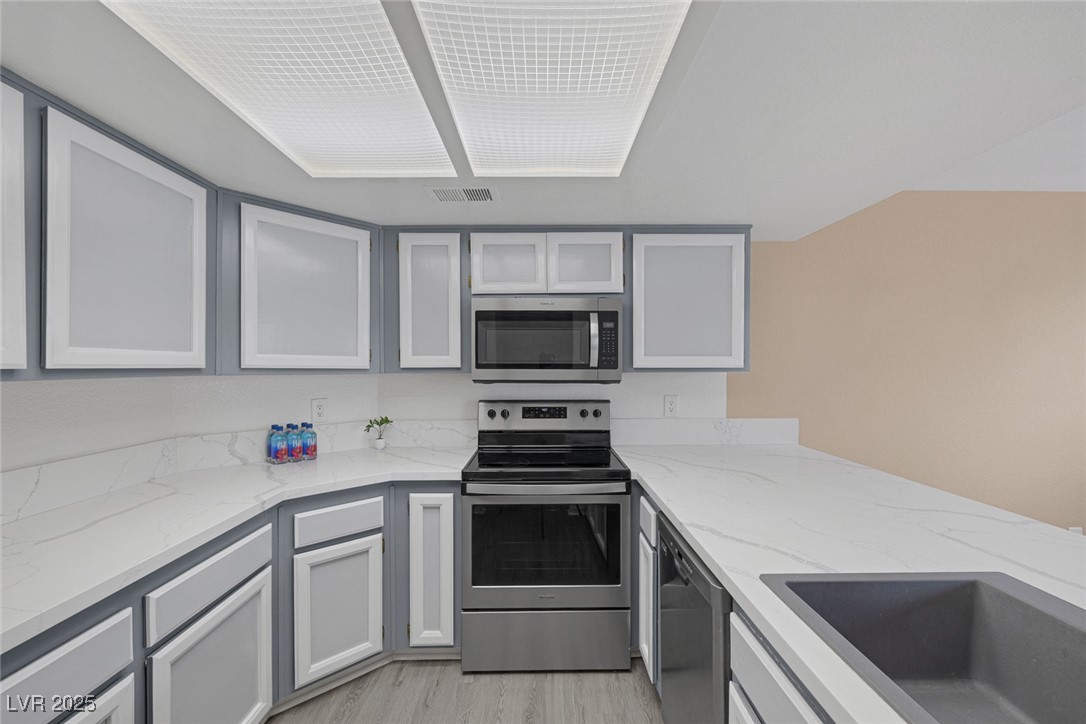 Las Vegas, Nevada 89103, United States, 2 Bedrooms Bedrooms, ,2 BathroomsBathrooms,Residential,Active,117245