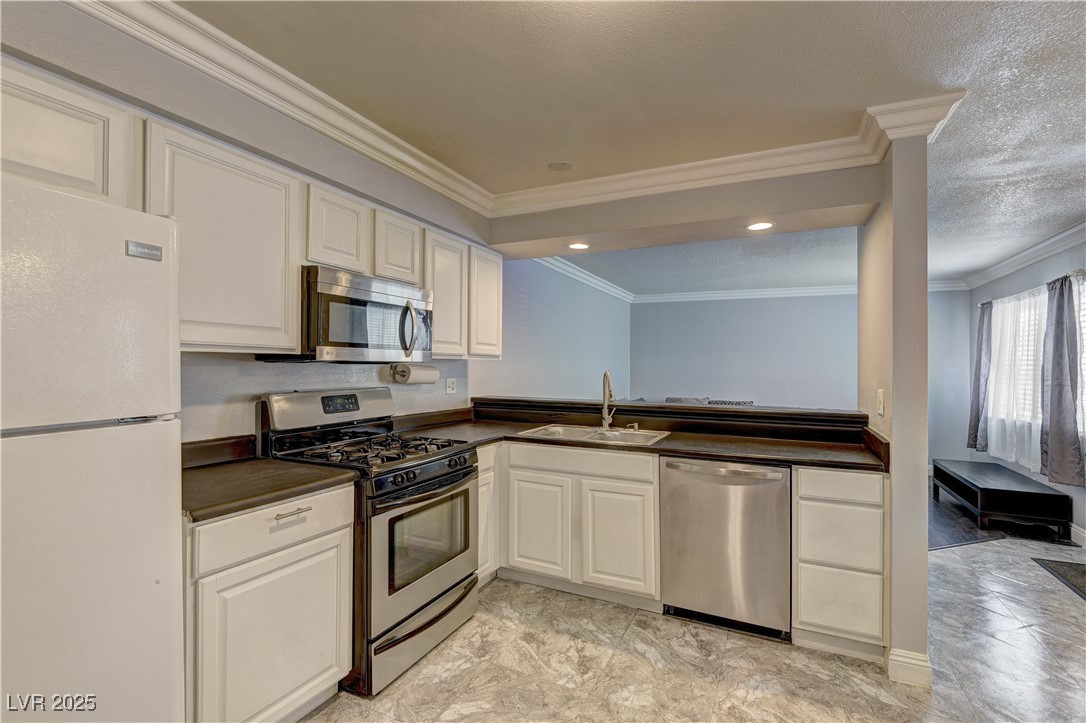 Las Vegas, Nevada 89102, United States, 2 Bedrooms Bedrooms, ,1 BathroomBathrooms,Residential,Pending,16158