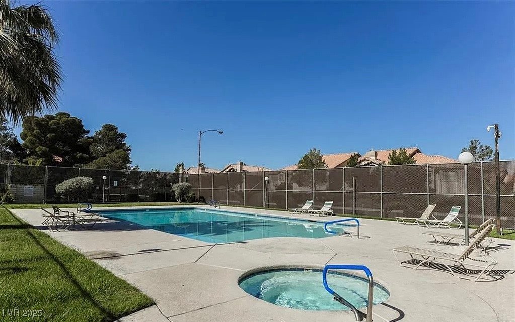 Las Vegas, Nevada 89103, United States, 2 Bedrooms Bedrooms, ,2 BathroomsBathrooms,Residential,Pending,80752
