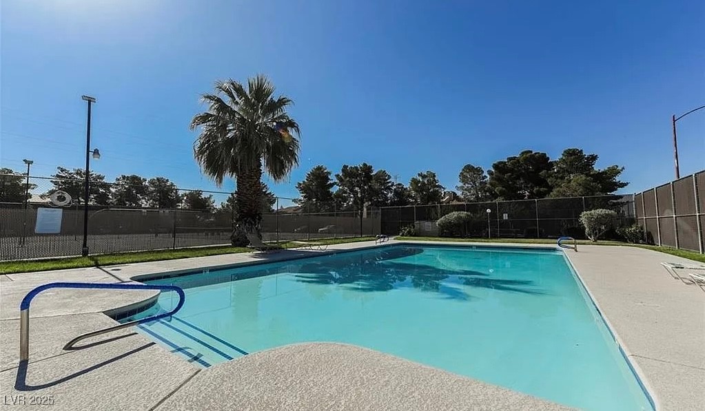 Las Vegas, Nevada 89103, United States, 2 Bedrooms Bedrooms, ,2 BathroomsBathrooms,Residential,Pending,80752