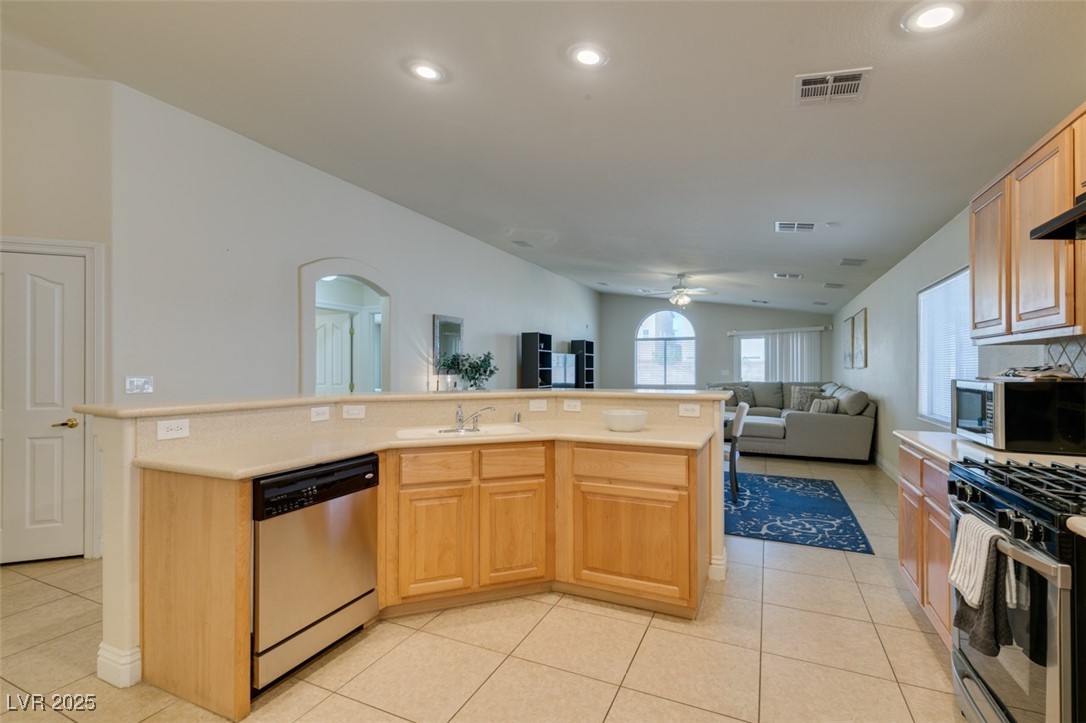 Las Vegas, Nevada 89139, United States, 4 Bedrooms Bedrooms, ,2 BathroomsBathrooms,Residential,Pending,3550