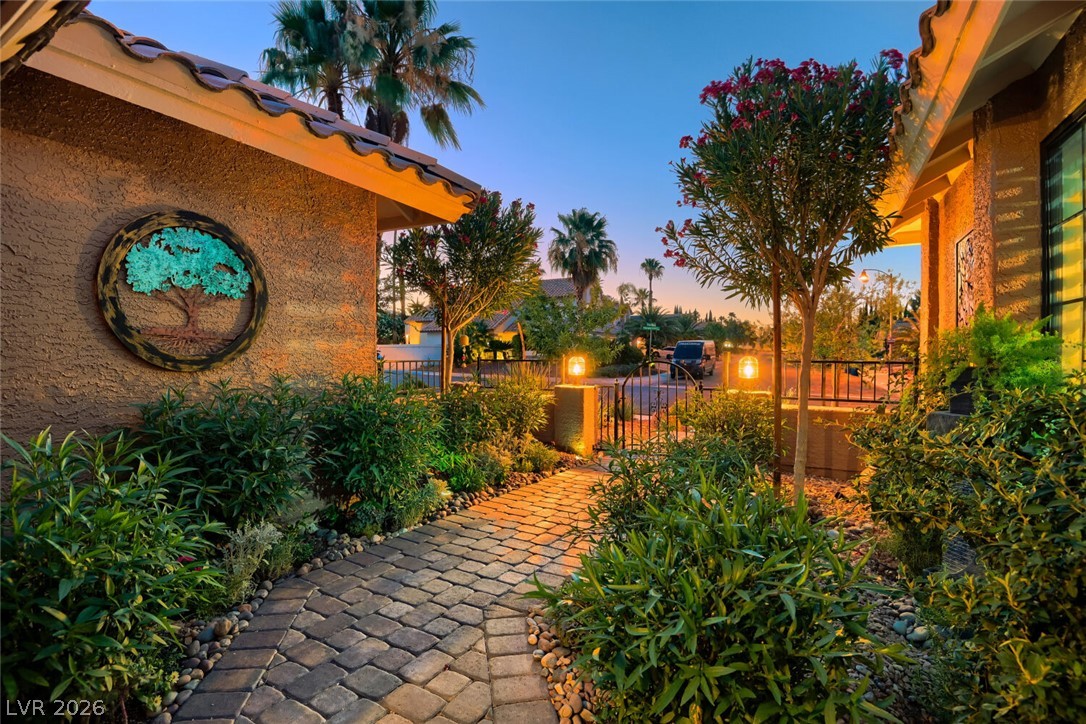 10005 N Mahogany Grove Lane