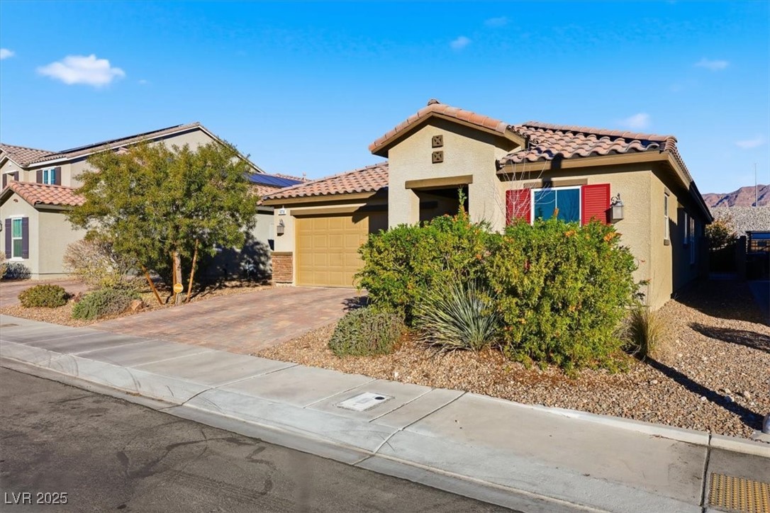 1418 Majestic Pond Avenue