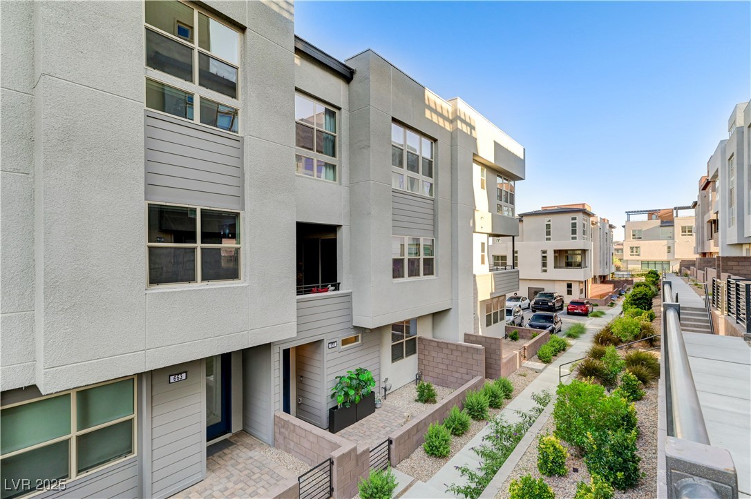 Properties 2 659 Spotted Falcon Street