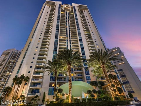 Photo of 2747 Paradise Road #1505, Las Vegas, NV 89109 (MLS # 2805958)