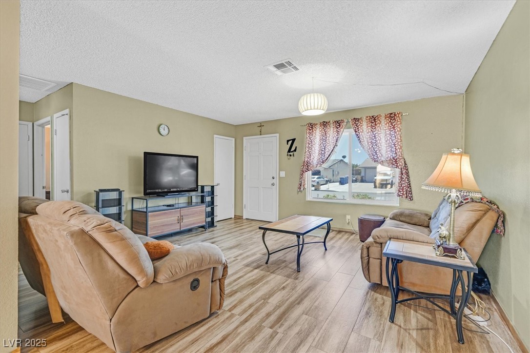 Henderson, Nevada 89011, United States, 4 Bedrooms Bedrooms, ,2 BathroomsBathrooms,Residential,Pending,119940