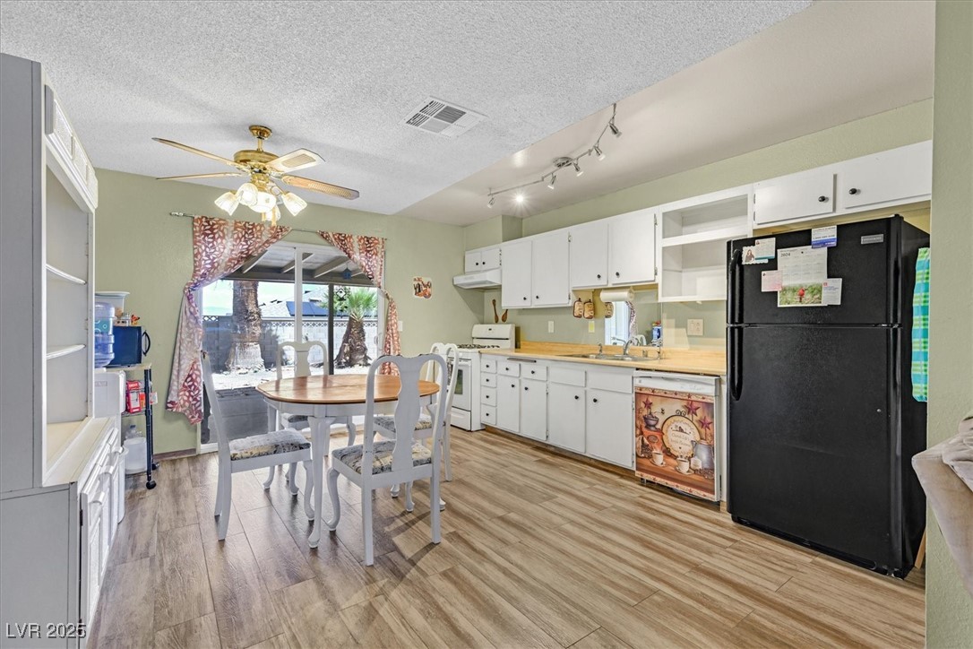 Henderson, Nevada 89011, United States, 4 Bedrooms Bedrooms, ,2 BathroomsBathrooms,Residential,Pending,119940