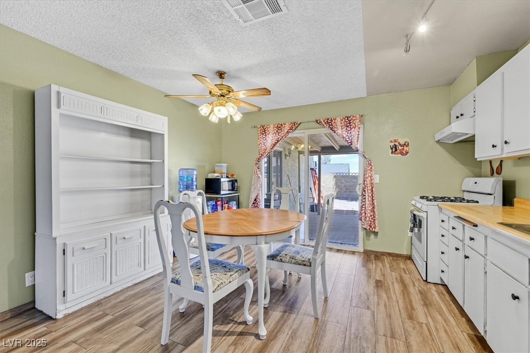 Henderson, Nevada 89011, United States, 4 Bedrooms Bedrooms, ,2 BathroomsBathrooms,Residential,Pending,119940