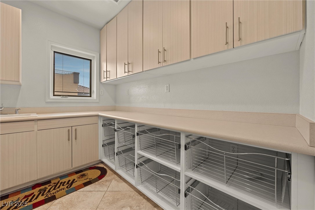 Henderson, Nevada 89015, United States, 4 Bedrooms Bedrooms, ,4 BathroomsBathrooms,Residential,Active,92877