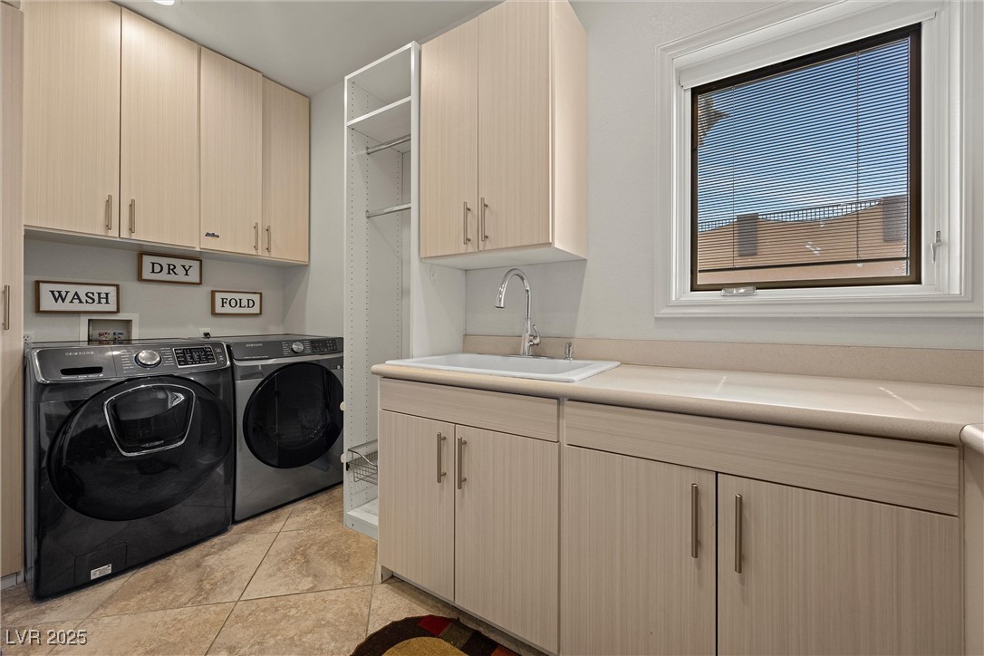 Henderson, Nevada 89015, United States, 4 Bedrooms Bedrooms, ,4 BathroomsBathrooms,Residential,Active,92877