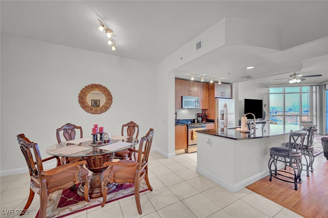 200 W Sahara Avenue 811