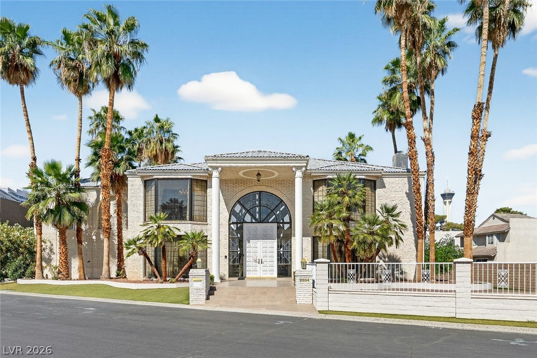 2834 Queens Courtyard Divide
