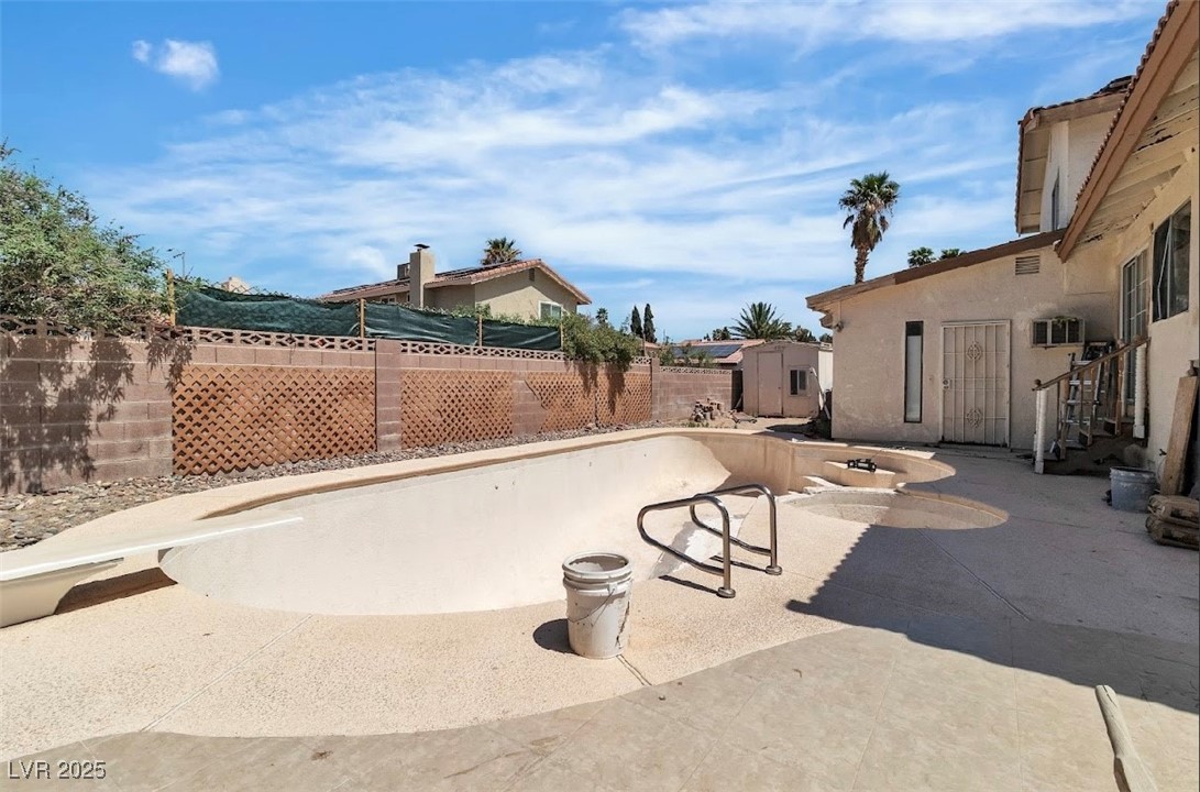 Las Vegas, Nevada 89103, United States, 5 Bedrooms Bedrooms, ,3 BathroomsBathrooms,Residential,Active,111581