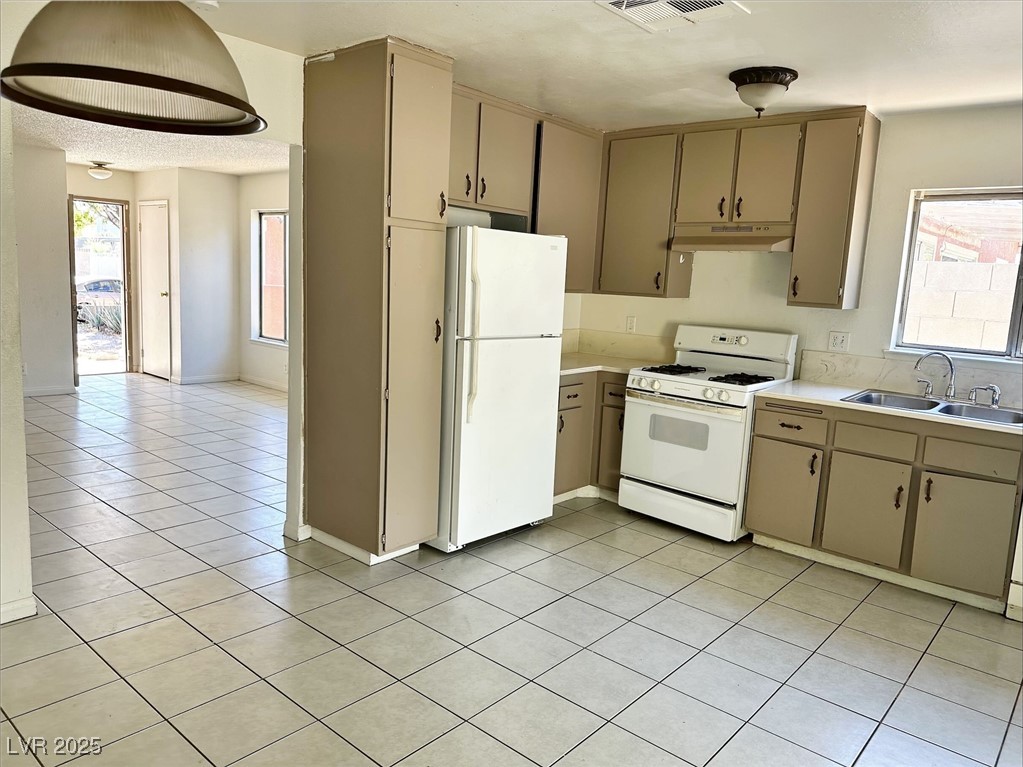 Las Vegas, Nevada 89142, United States, 3 Bedrooms Bedrooms, ,2 BathroomsBathrooms,Residential,Active,253550