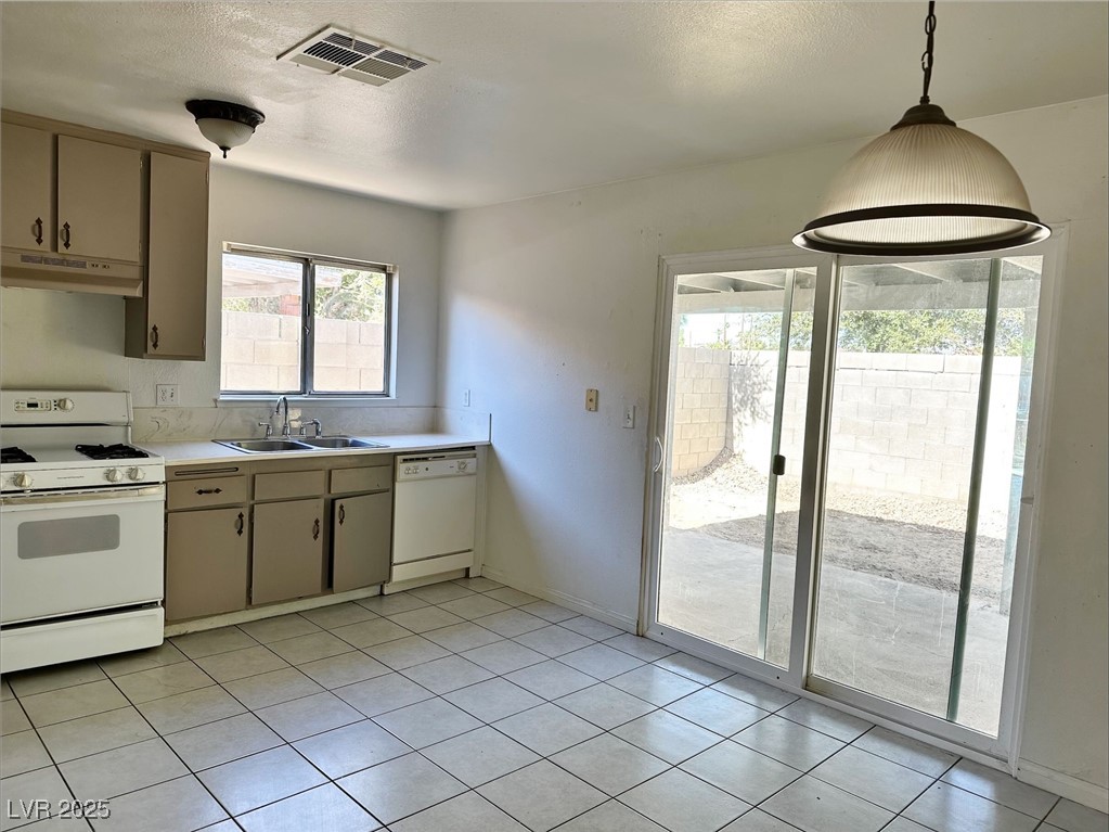 Las Vegas, Nevada 89142, United States, 3 Bedrooms Bedrooms, ,2 BathroomsBathrooms,Residential,Active,253550