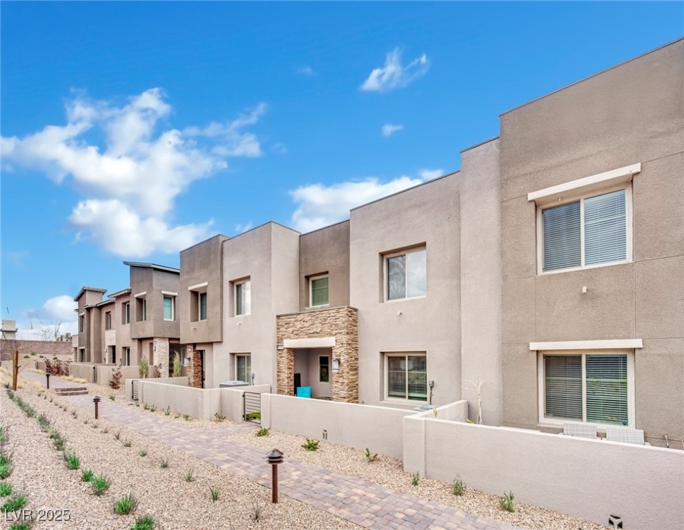 Properties 1 600 N Carriage Hill Drive 1008