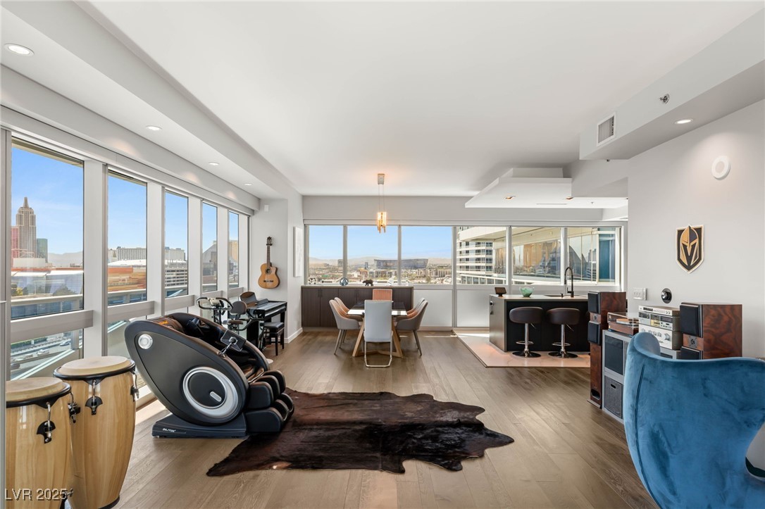 Las Vegas, Nevada 89103, United States, 2 Bedrooms Bedrooms, ,2 BathroomsBathrooms,Residential,Active,113792